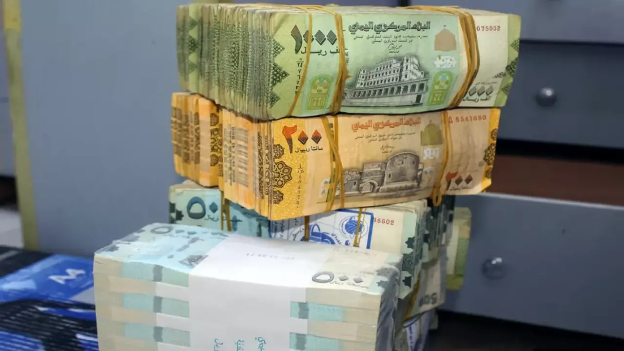 فجوة قياسية في أسعار صرف الريال اليمني بين عدن وصنعاء تعمق الكارثة